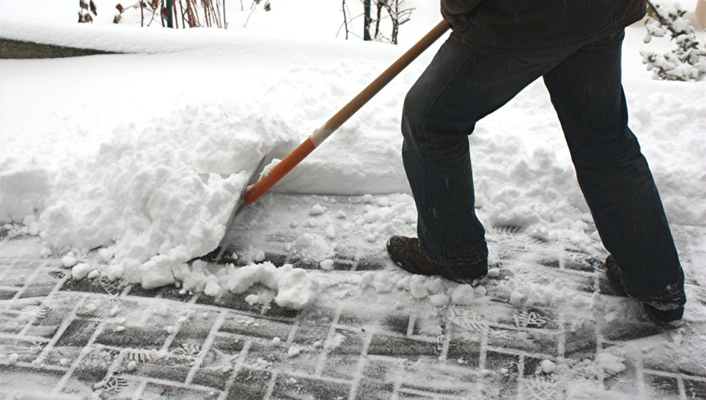 Schneeschaufeln